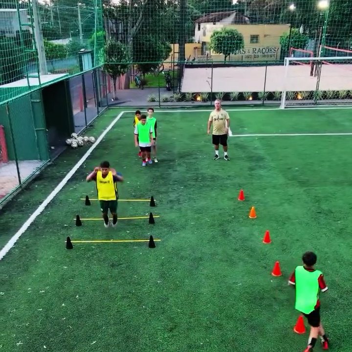 Circuito de agilidade montado no campo da Arena Mônaco