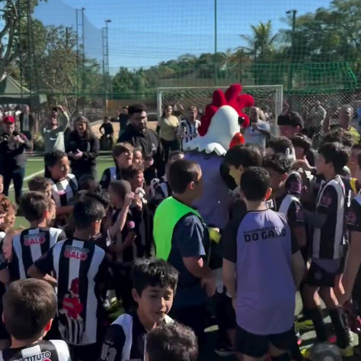 Turma reunida no gramado com o mascote do Galo em dia de evento