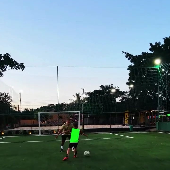 Alunos jogando no fim da tarde no campo iluminado